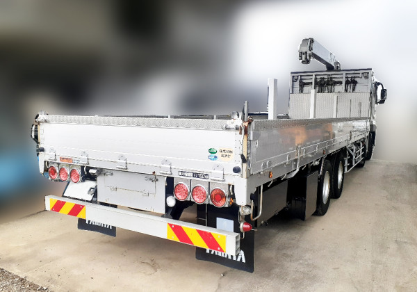 トラックの「あおり」とは？役割からデザインまでご紹介 - TRUCK BIZ