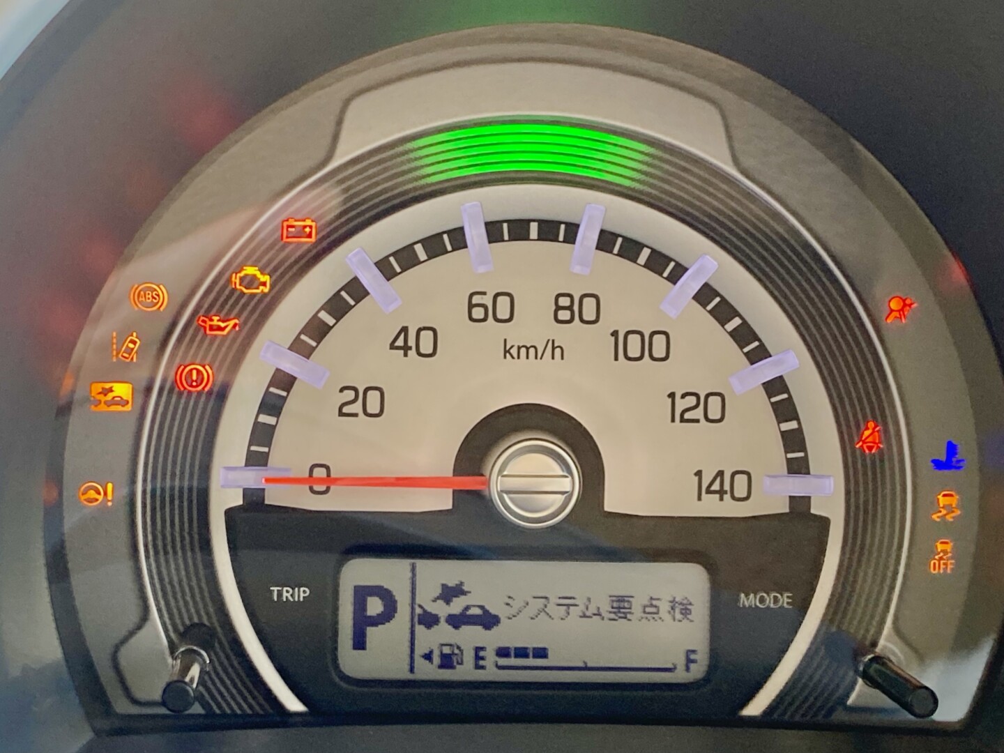 車のエンジンオイルランプが点灯したらどうすべき？点灯する原因や未然 