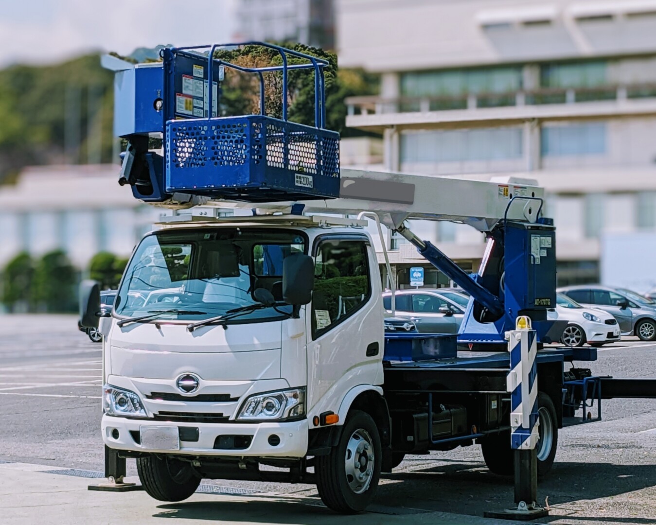 高所作業車とは？種類や必要な免許・資格などを徹底解説！ TRUCK BIZ