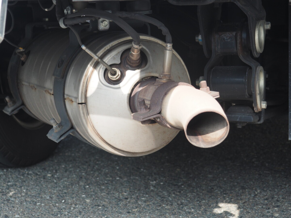 トラックから黒煙が出た!原因や対処法を解説 - TRUCK BIZ
