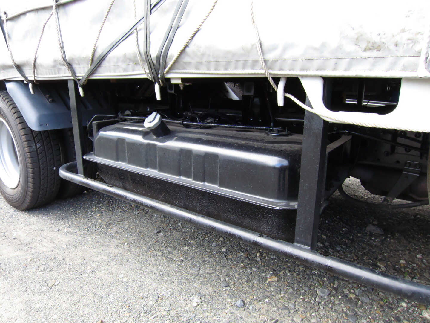 トラックの燃料タンクの容量は？規制・増設の注意点など解説 - TRUCK BIZ