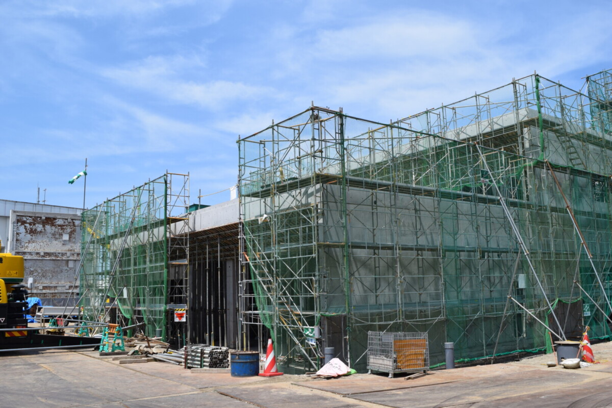 建設現場で欠かせない足場屋とは？資材を運ぶトラックやロープワークも 