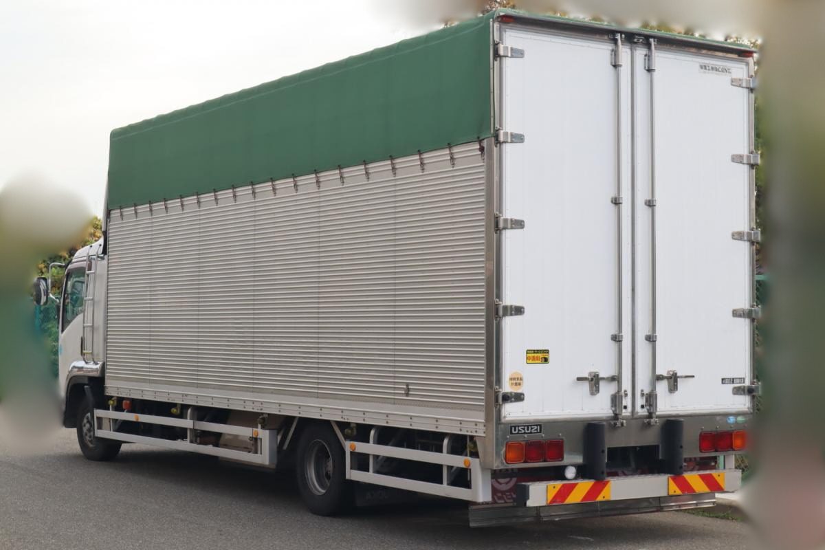 オープントップとは？アルミバンや平ボディとの違いも解説 - TRUCK BIZ