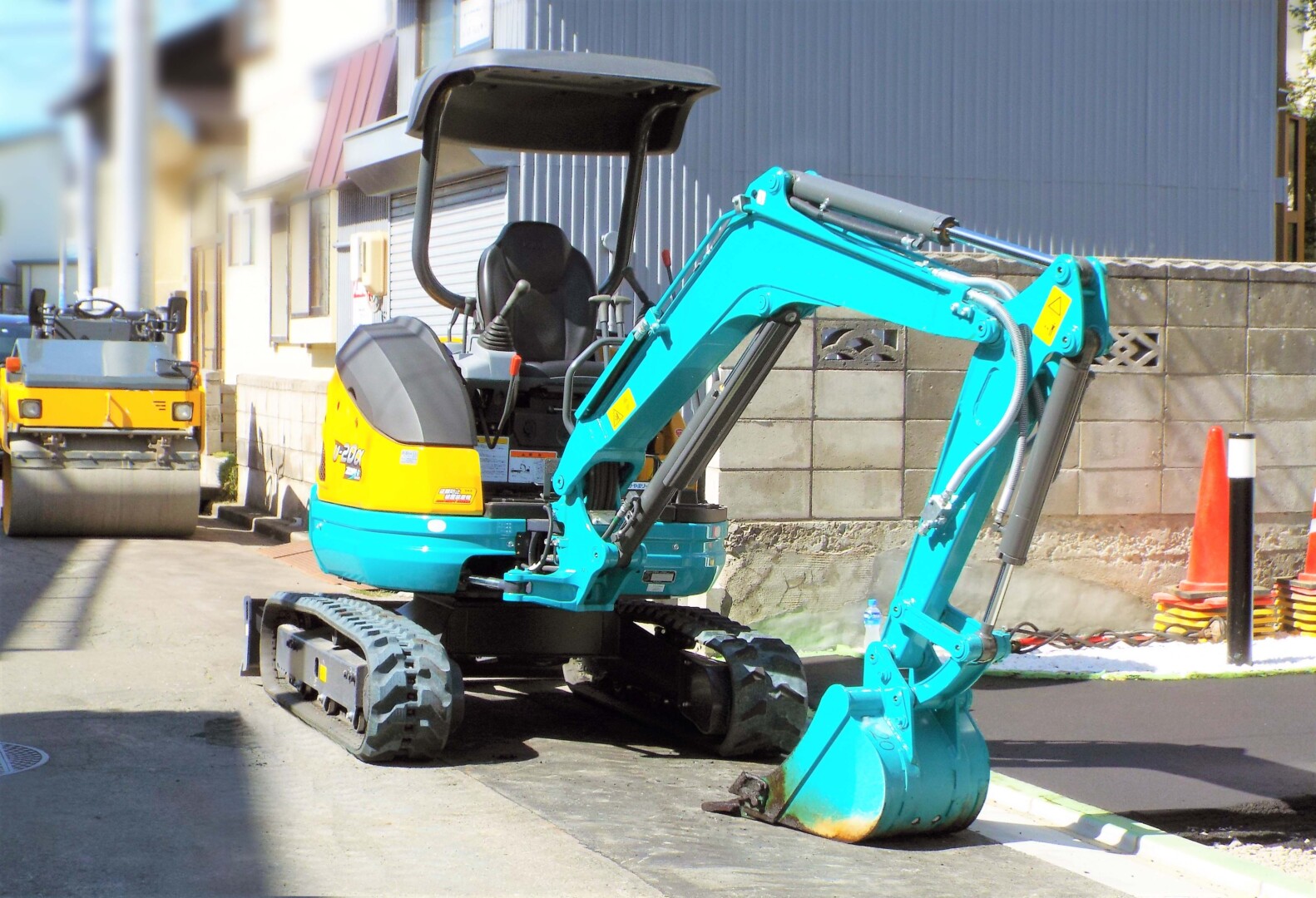 小型だからこそ大活躍！小回りの利くミニバックホーで狭い現場も快適に 