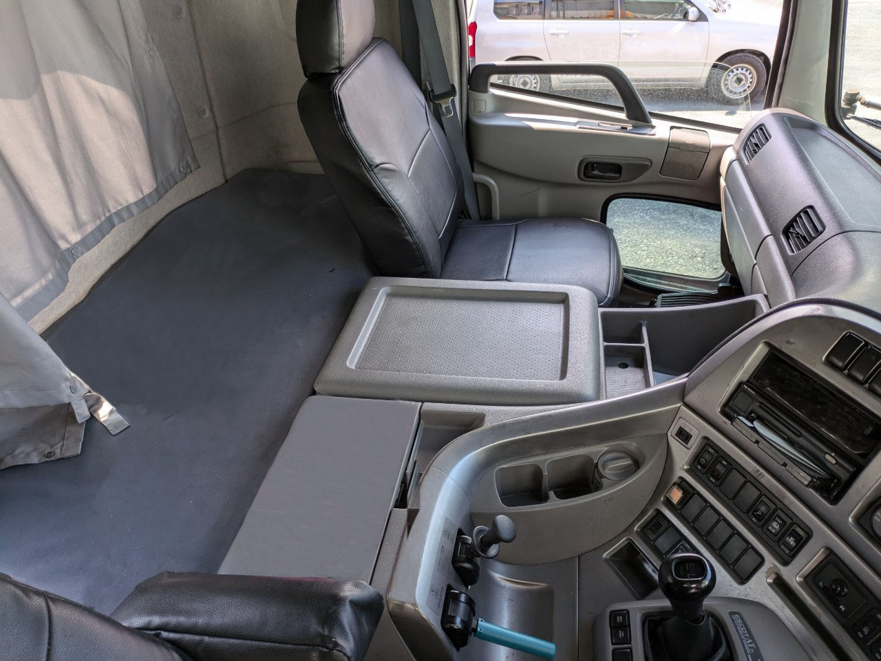トラックの仮眠スペースとは？　停車場所・快眠グッズ・快適な仮眠を取る工夫を徹底解説