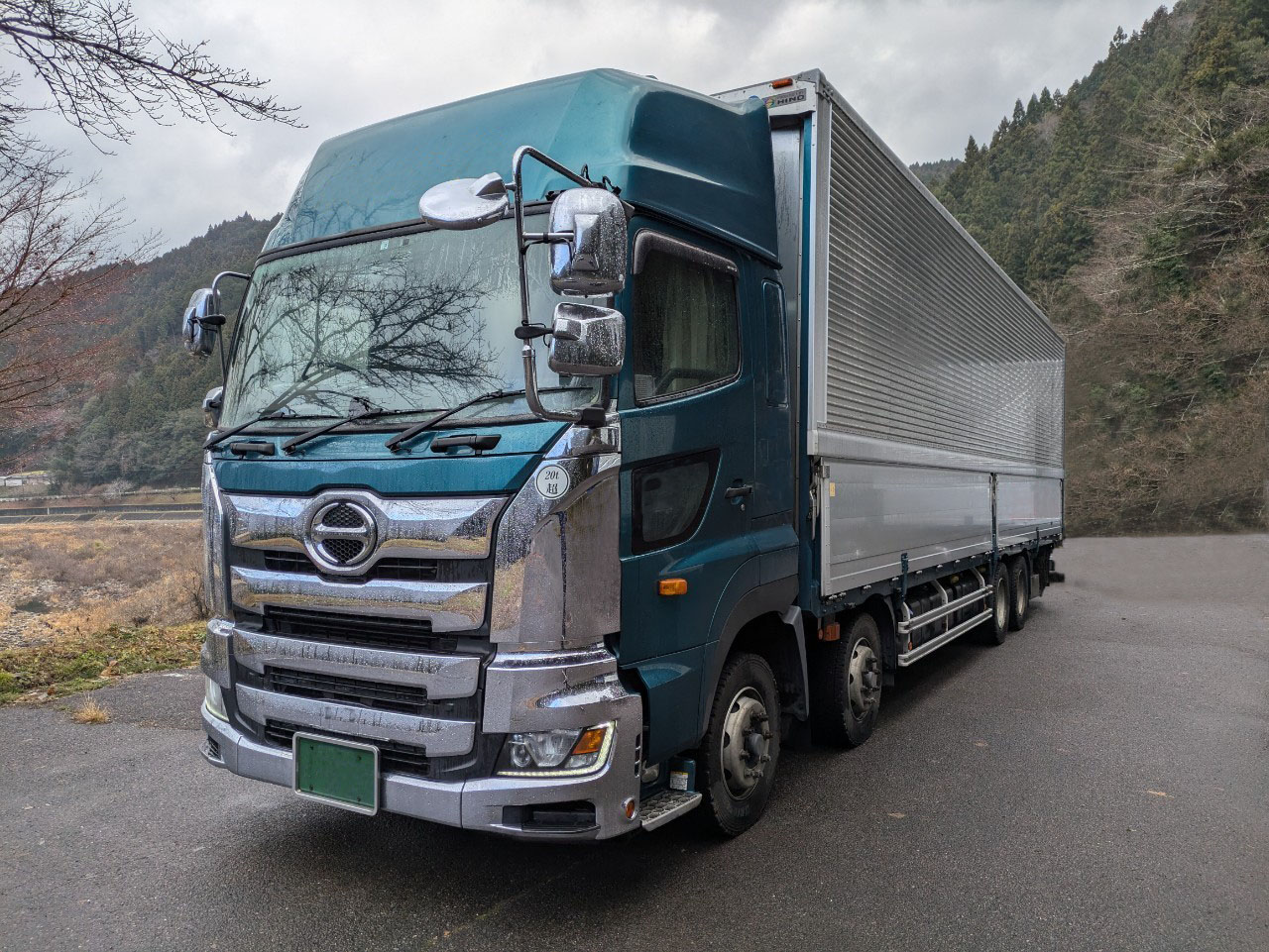 日野自動車の新型トラック「プロフィア」の特徴や価格、ドライバーの声 