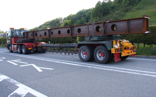 ポールトレーラーとは？　構造や寸法、資格・免許から運転時の注意点まで解説