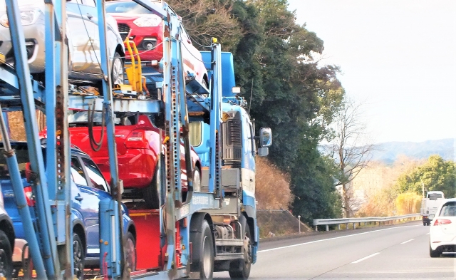 キャリアカーとは？　役割や種類、必要な運転免許などわかりやすく解説
