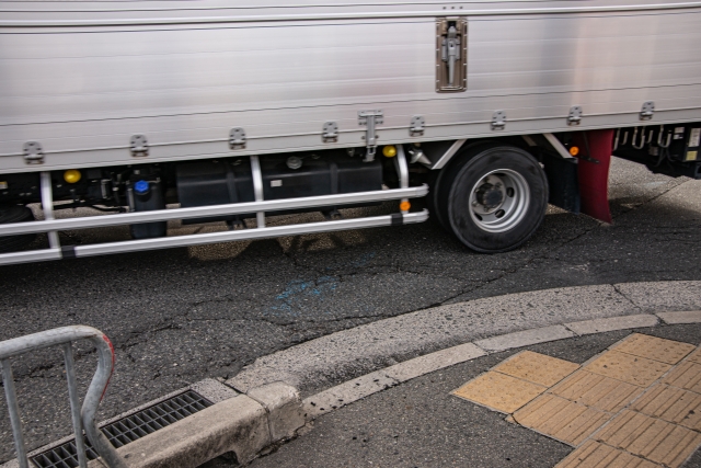 トラックの死角とは？　カメラなどによる死角への対応策を解説