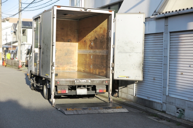 トラックのパワーゲートとは？　種類や操作時の注意点を解説