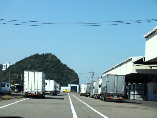 荷待ち時間とは?ガイドラインや短縮方法、改善策を解説