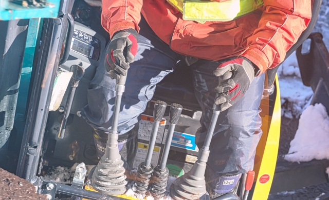 重機オペレーターの職業病 腰痛予防策や背中の痛み解消法を伝授