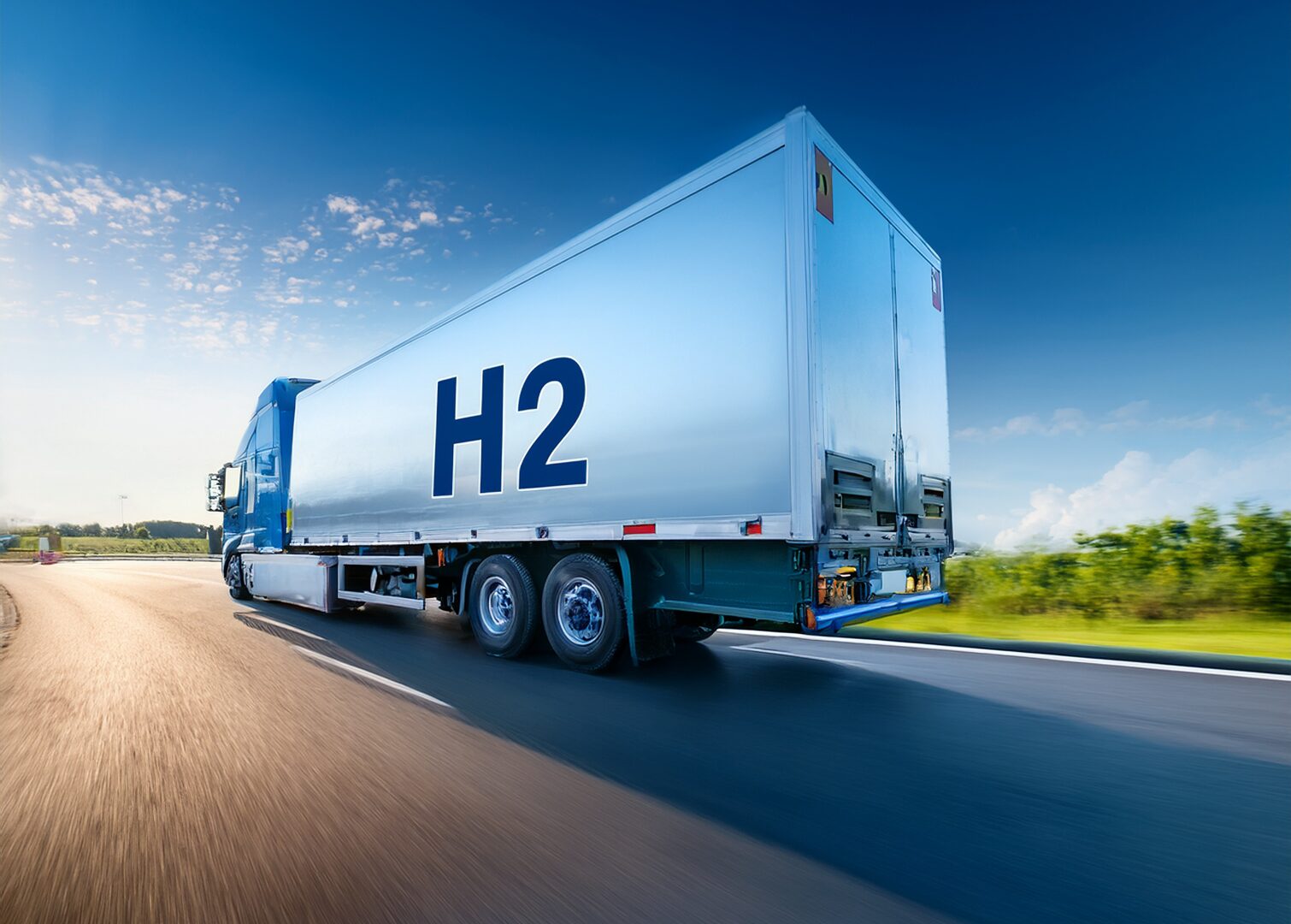 水素トラックは長距離運送を変えるのか|EVトラックとの違いと2030年物流の行方