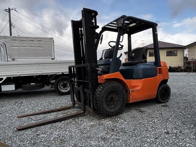 フォークリフトの耐用年数とは？法定基準とメンテナンスで変わる実際の使用年数を解説