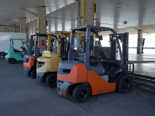 フォークリフトに車検は必要?特定自主検査との違いや点検内容をわかりやすく解説